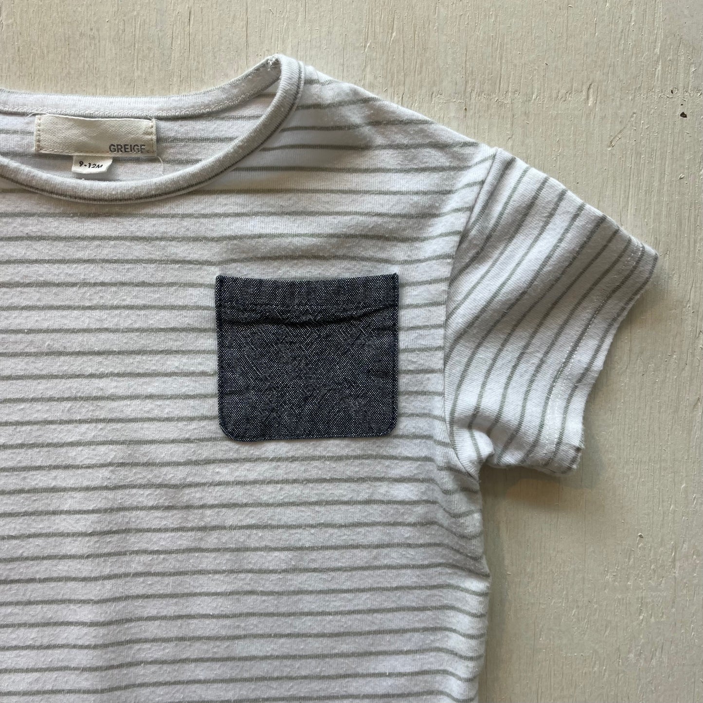 T-Shirt 9-12M, par Greige