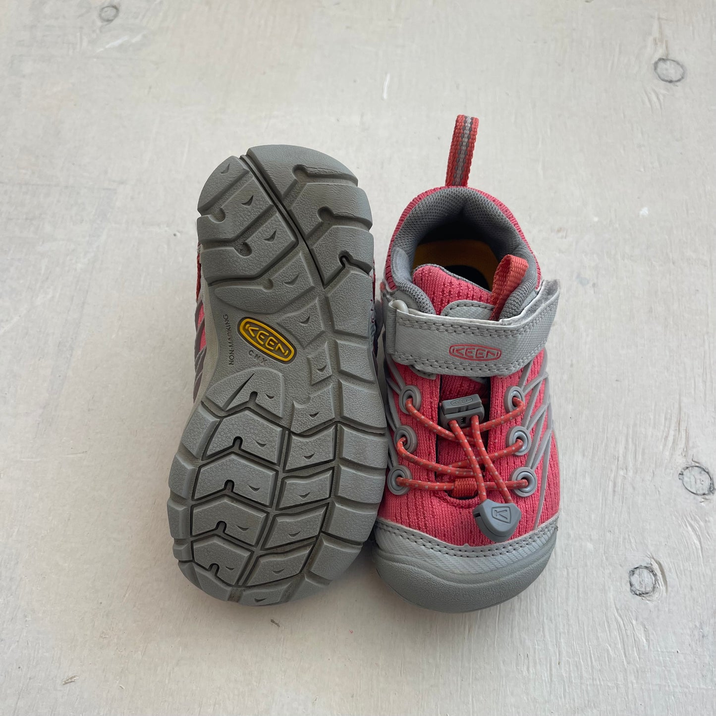 Chaussures 8US, par Keen