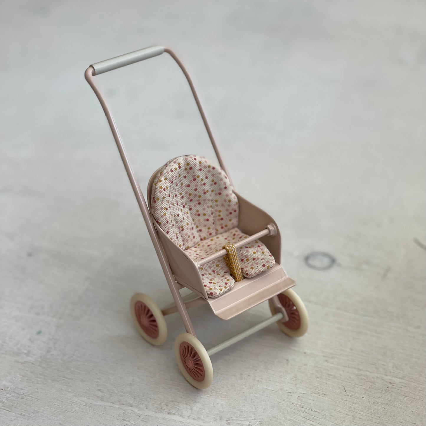 Micro poussette, par Maileg