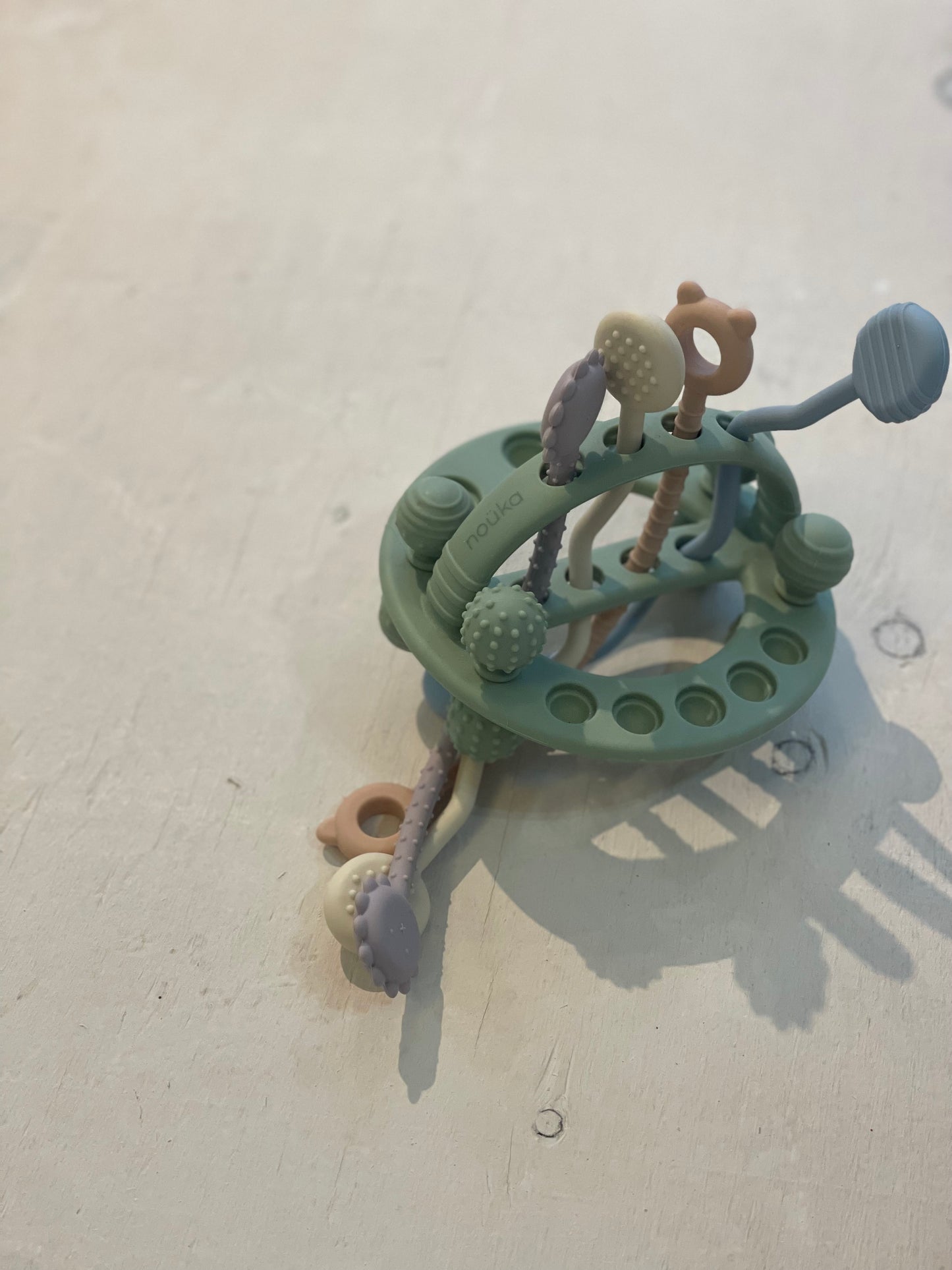 Jouet sensoriel en silicone Ovni, par Noüka