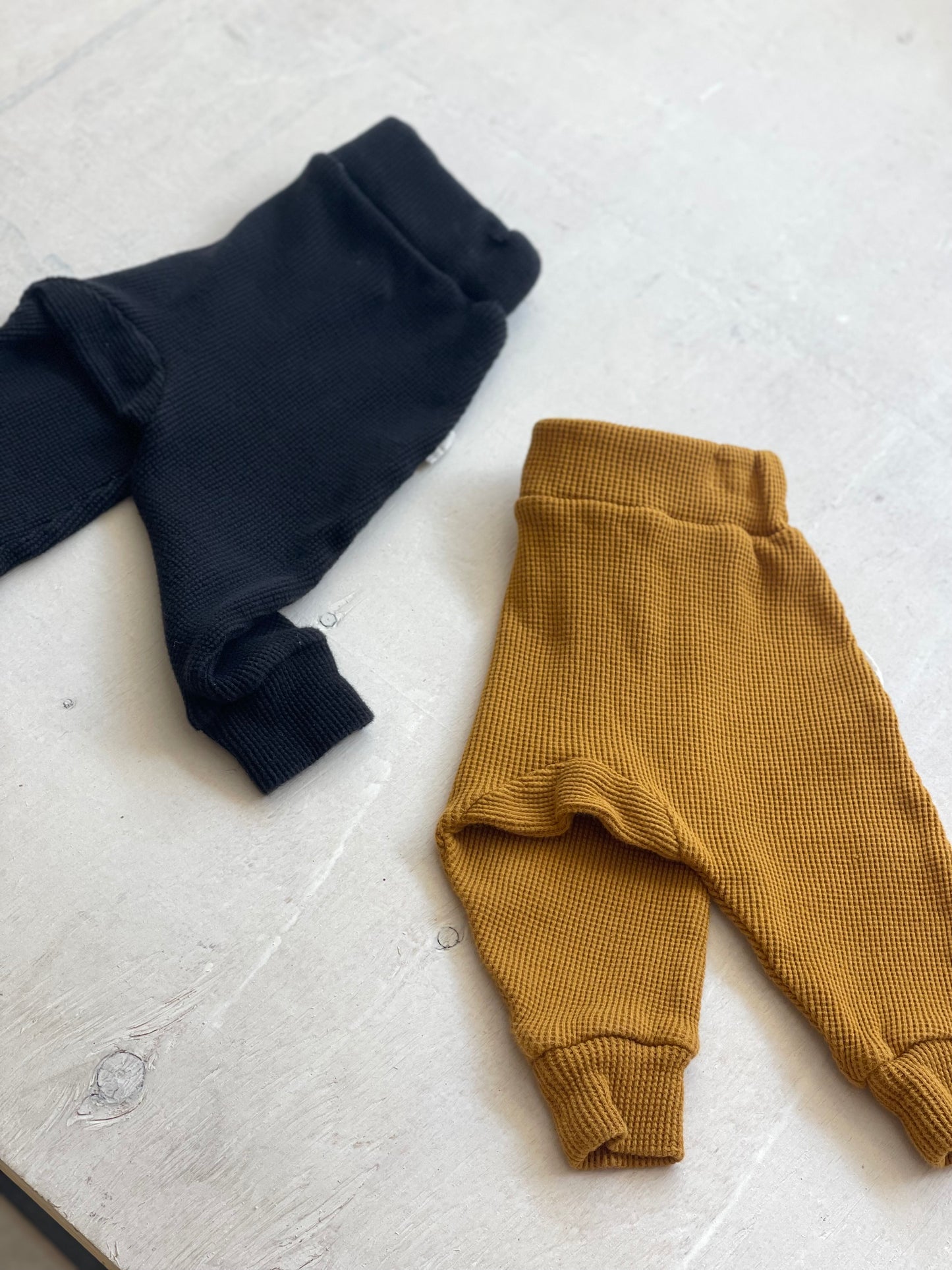 Pantalons harem 6-9M, par Greige
