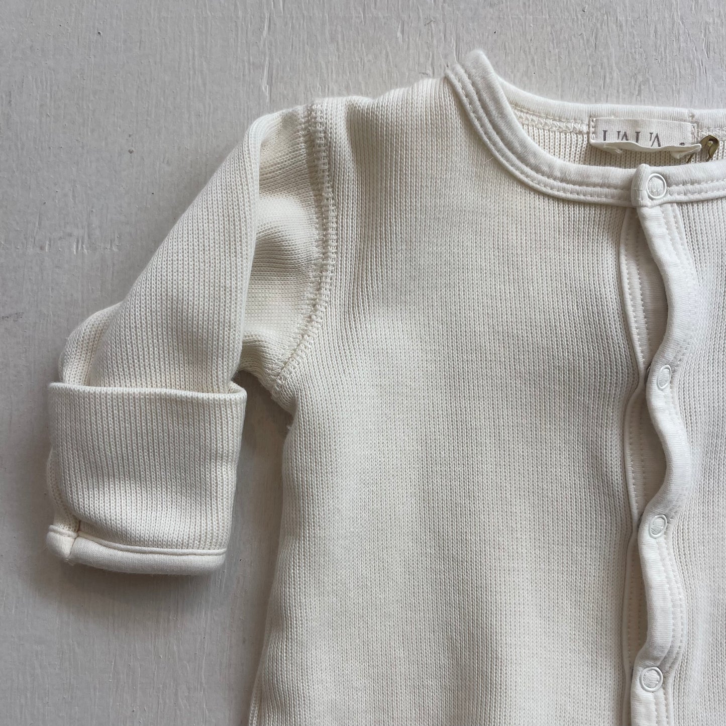 Pyjama à pattes NB, par Uaua