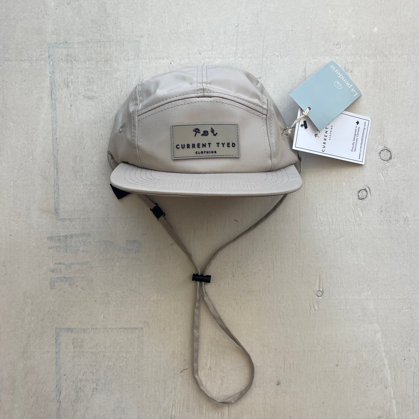 Casquette 5 panneaux 5Y+, par Current Tyed