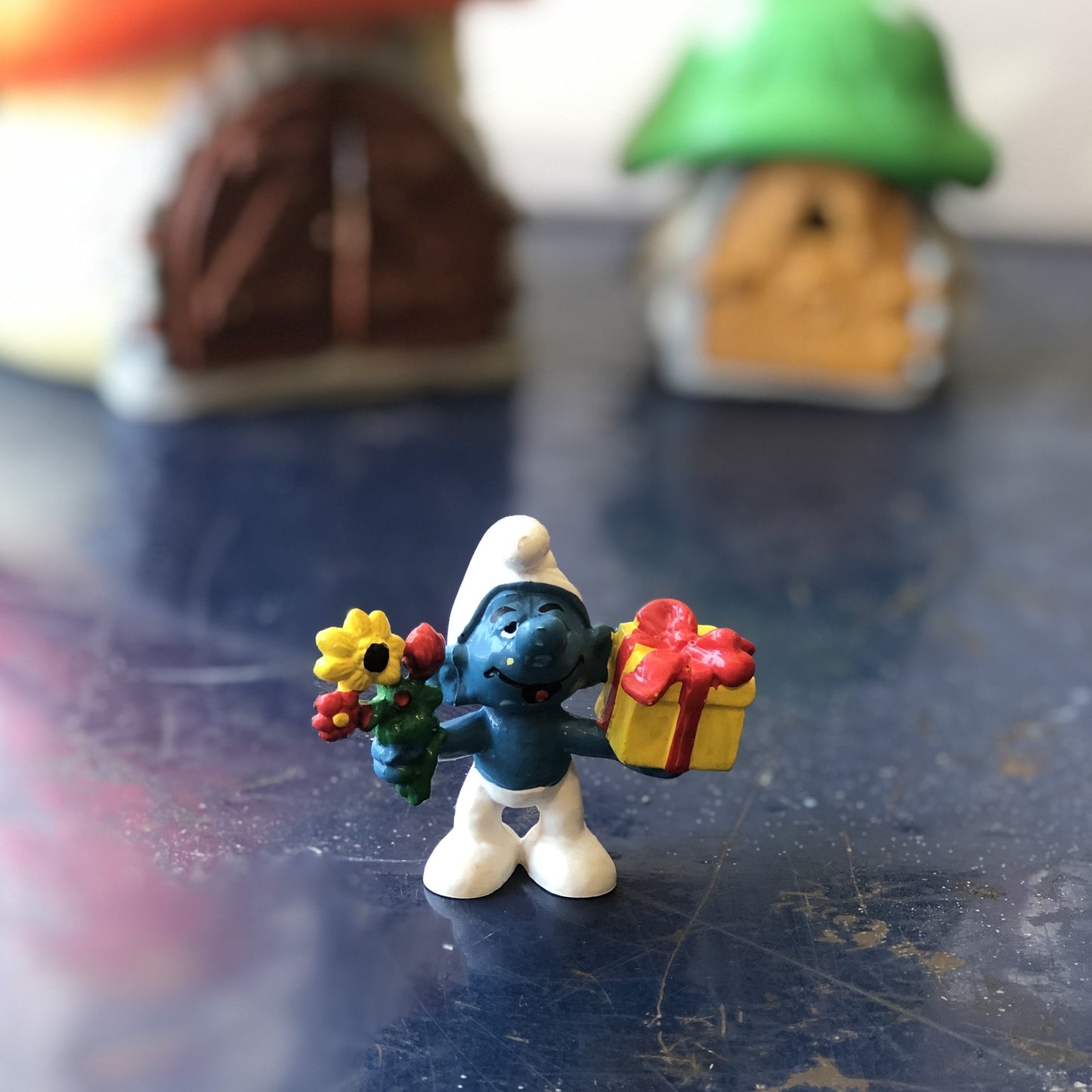 Schtroumpf Farceur avec cadeau et fleurs, 1978