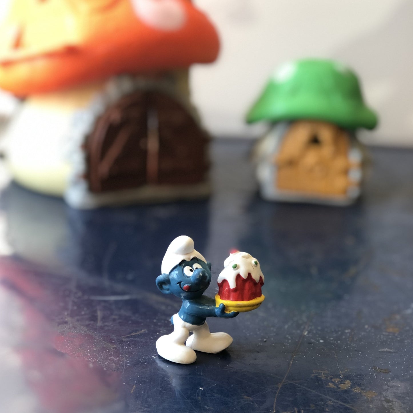 Schtroumpf avec gâteau d'anniversaire