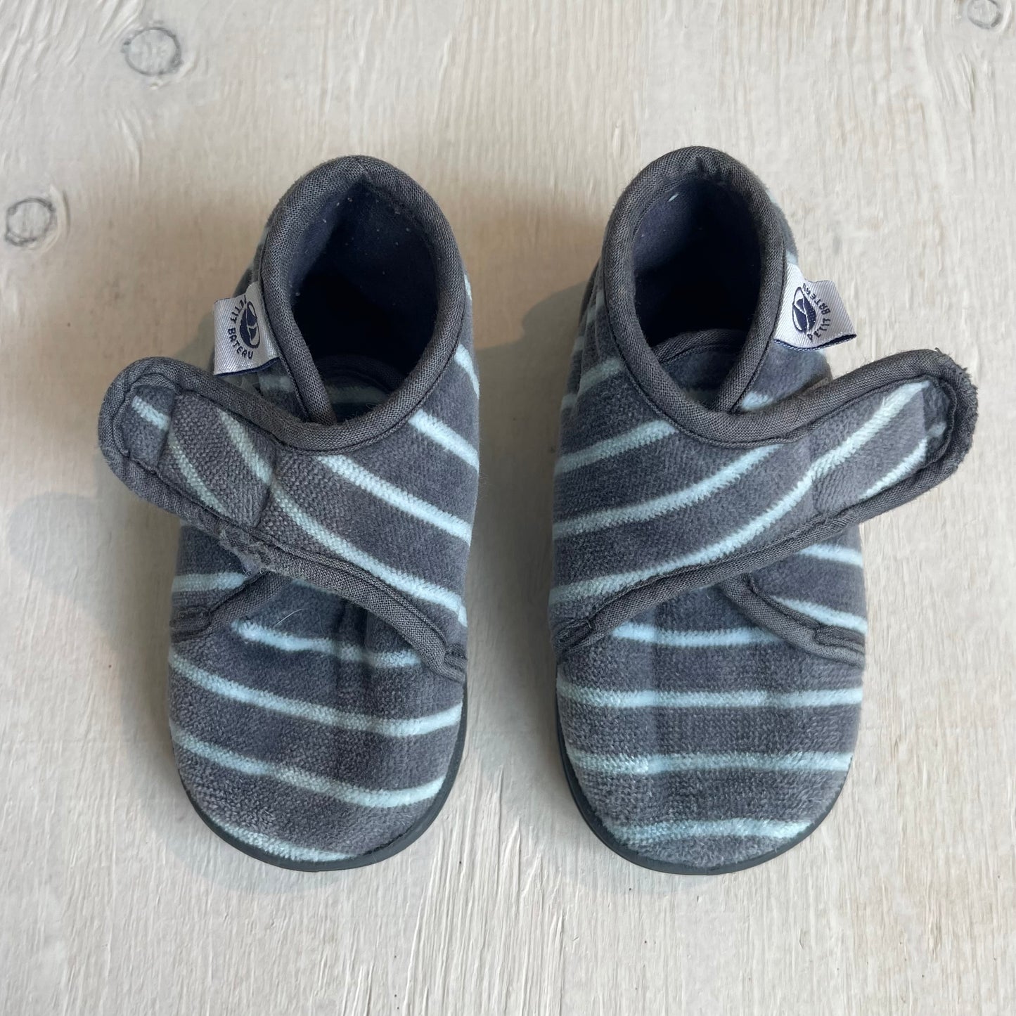 Pantoufles velours 4US, par Petit bateau
