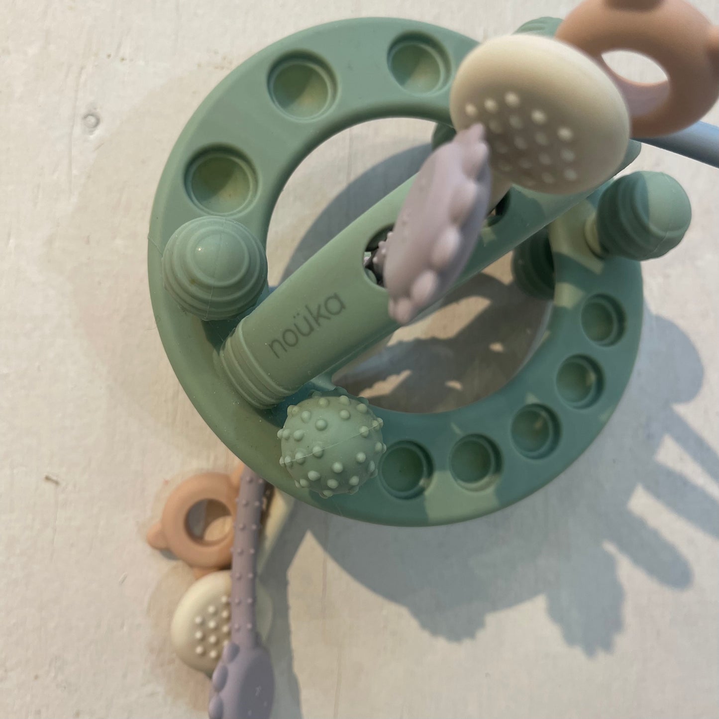 Jouet sensoriel en silicone Ovni, par Noüka