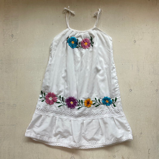 Robe à broderies 4T