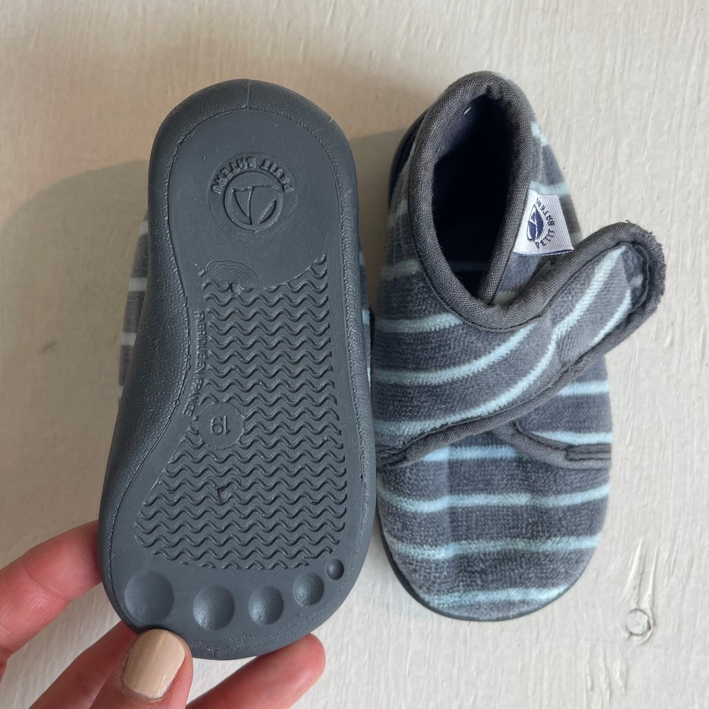 Pantoufles velours 4US, par Petit bateau