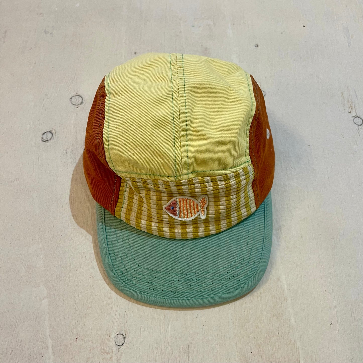 Casquette 5 panneaux, par Sticky Lemon