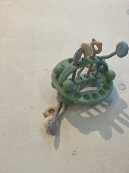 Jouet sensoriel en silicone Ovni, par Noüka