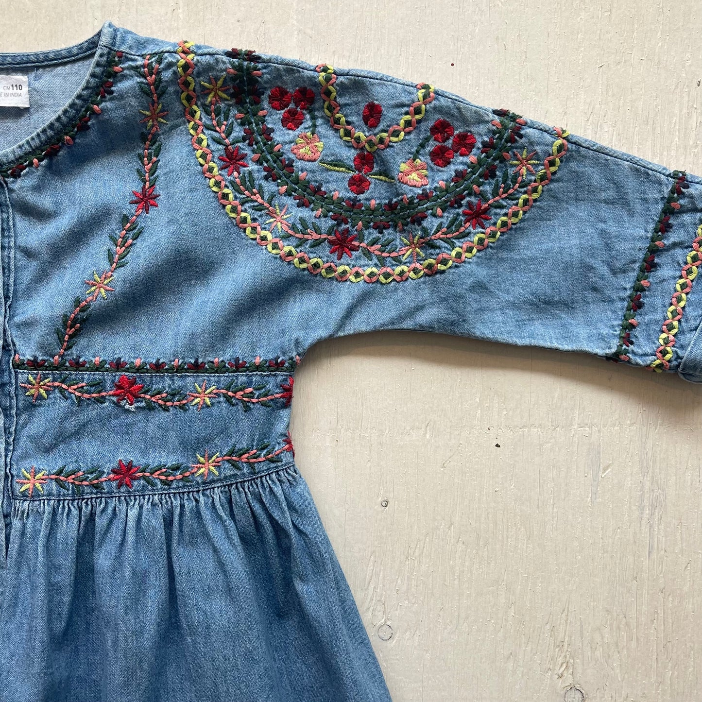 Robe broderies 5Y, par Zara