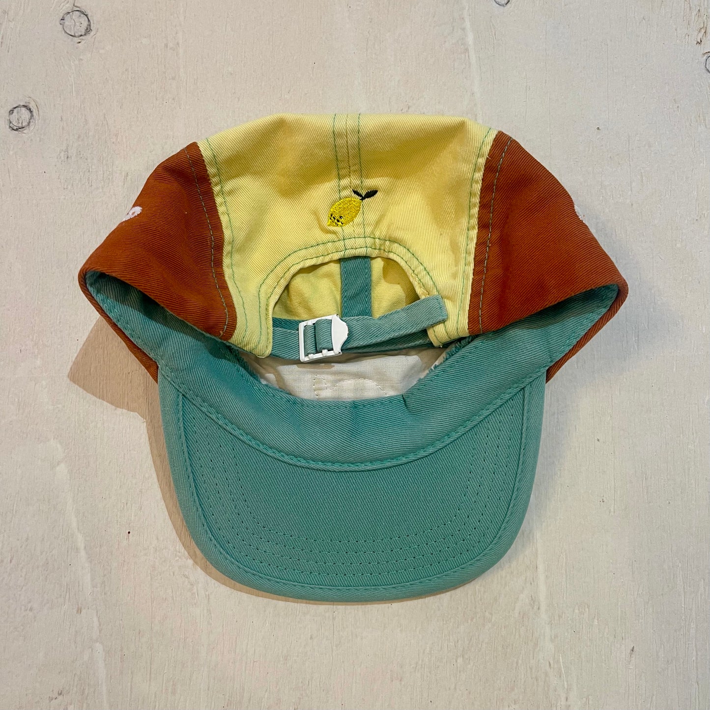 Casquette 5 panneaux, par Sticky Lemon