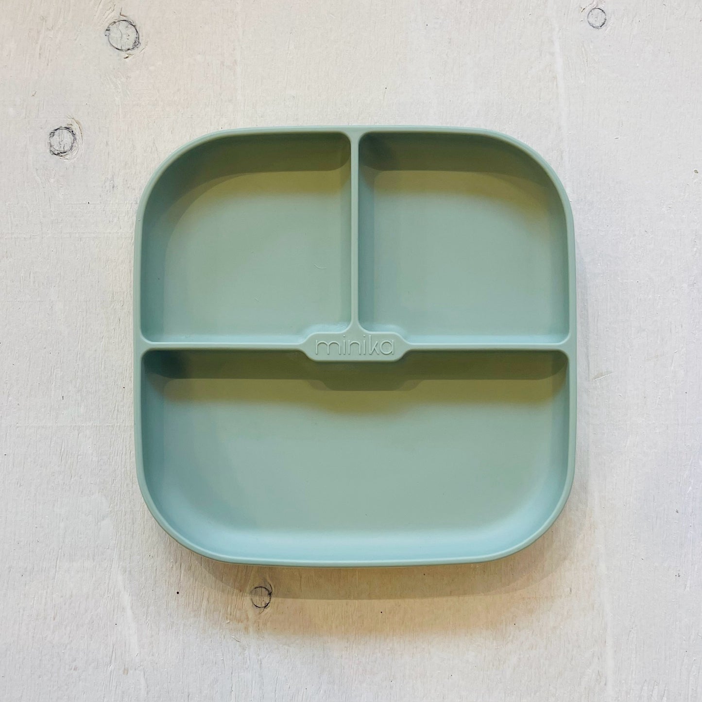 Assiette à ventouse en silicone, par Minika