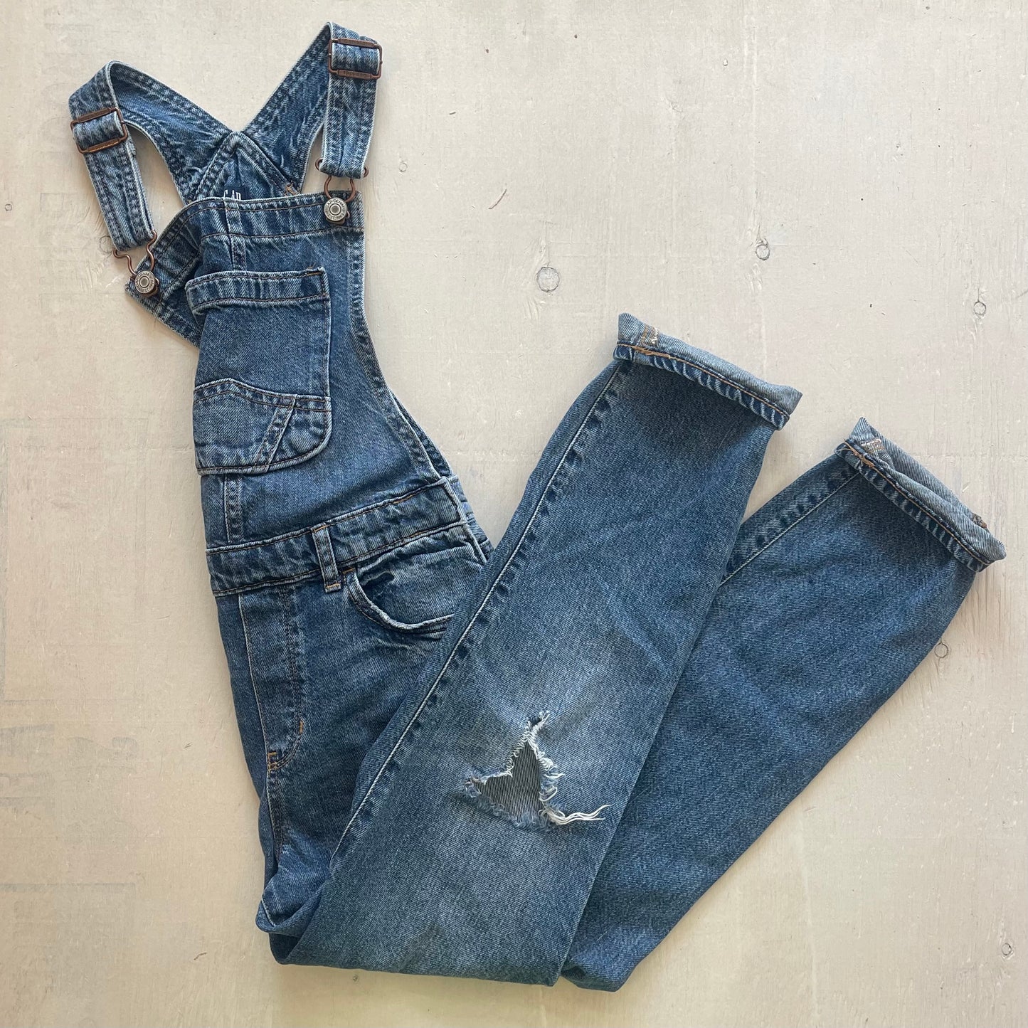 Salopette en denim 10-11Y, par Gap