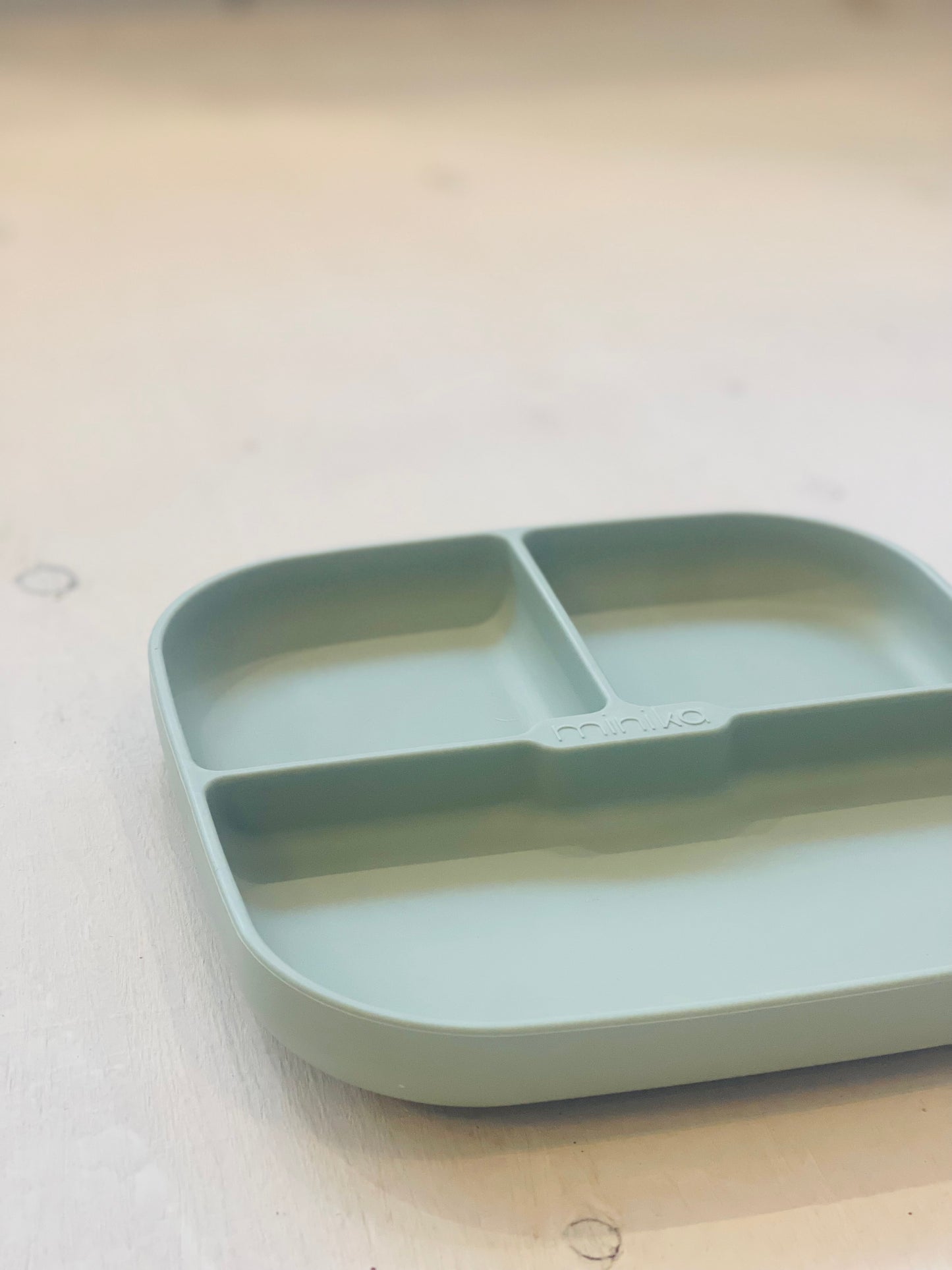 Assiette à ventouse en silicone, par Minika