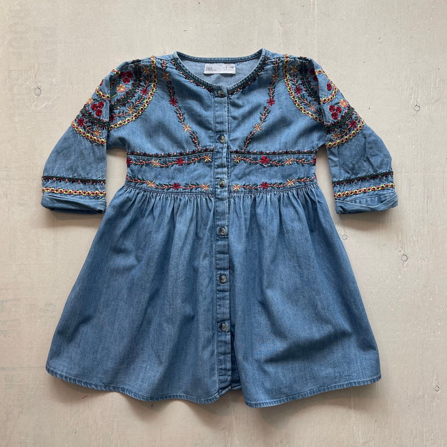 Robe broderies 5Y, par Zara