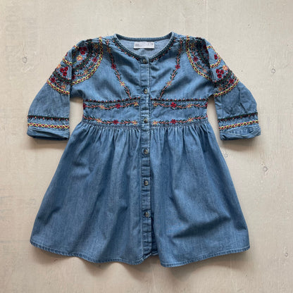 Robe broderies 5Y, par Zara