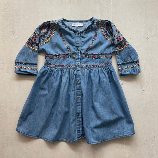 Robe broderies 5Y, par Zara