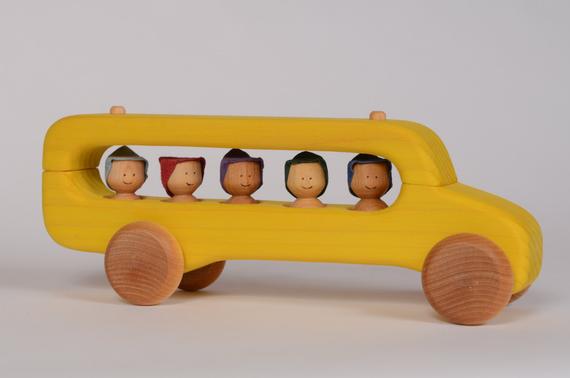 Autobus scolaire avec figurines