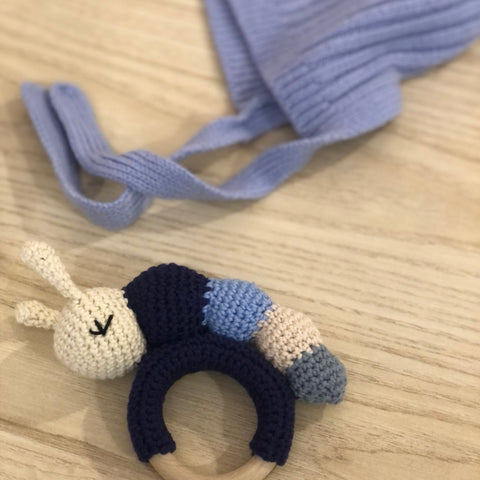 Hochet de dentition - Chenille bleue